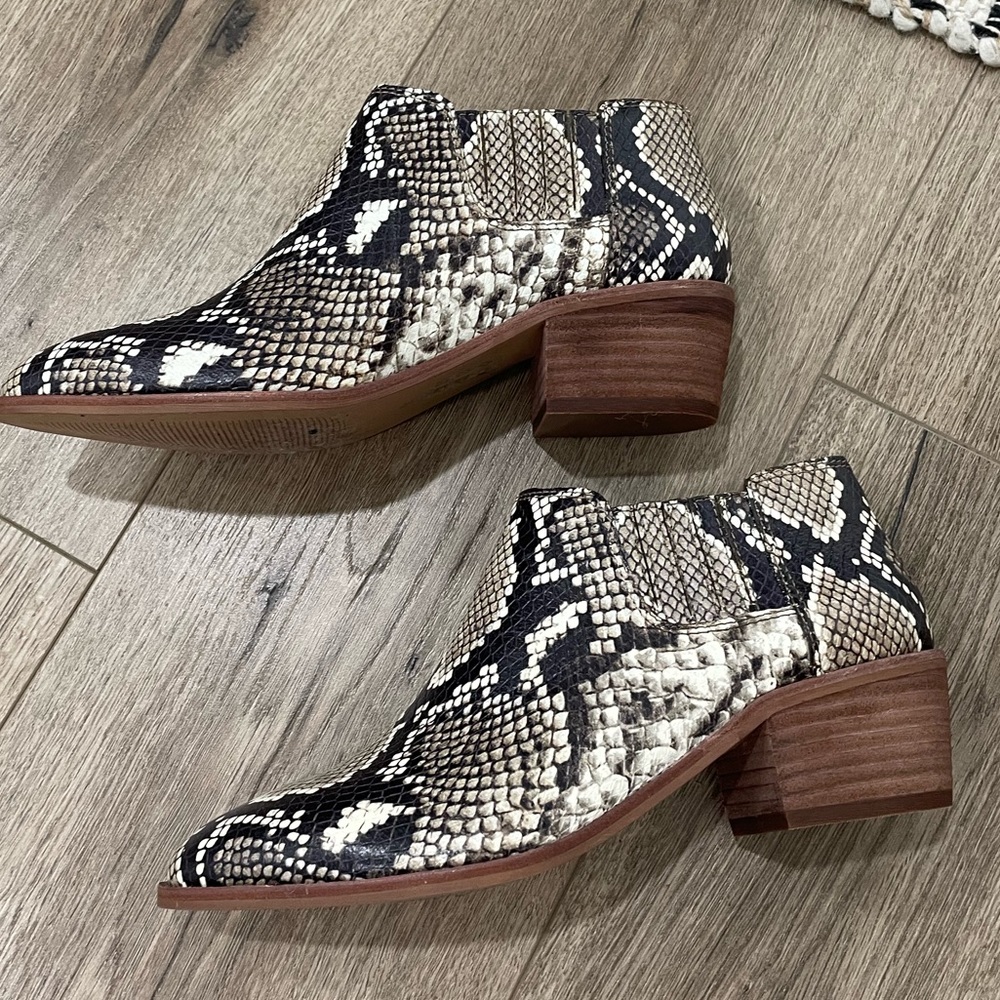 Madewell Low Chelsea Boots Brand New in box- Snake Embossed Leather size 6.5